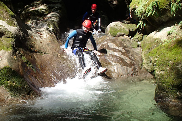 personne en descente canyoning
