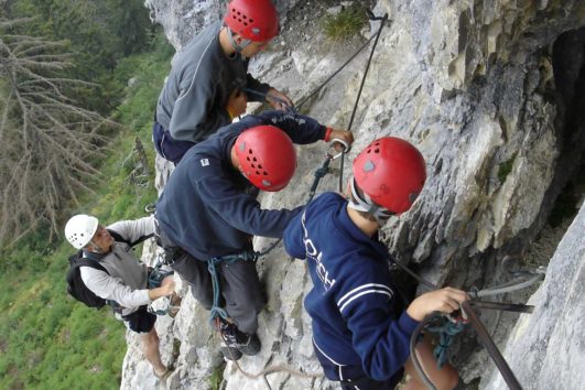 groupe danss la via ferrata de la clusaz