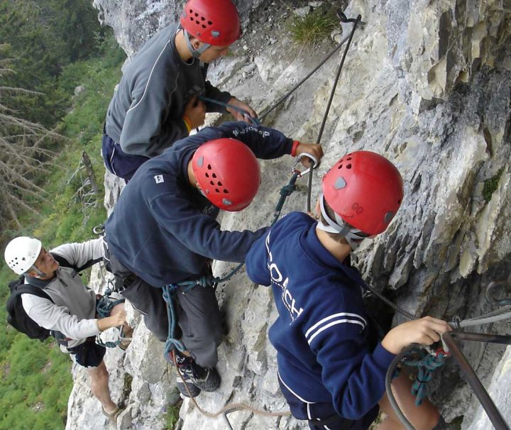 groupe danss la via ferrata de la clusaz