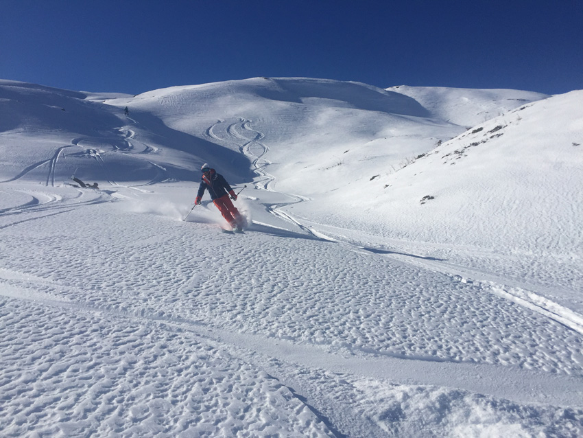 descente en neige poudreuse sur geffriand- les menuires