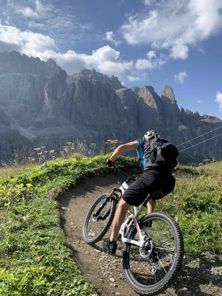 descente en vtt à Corvara, Dolomites