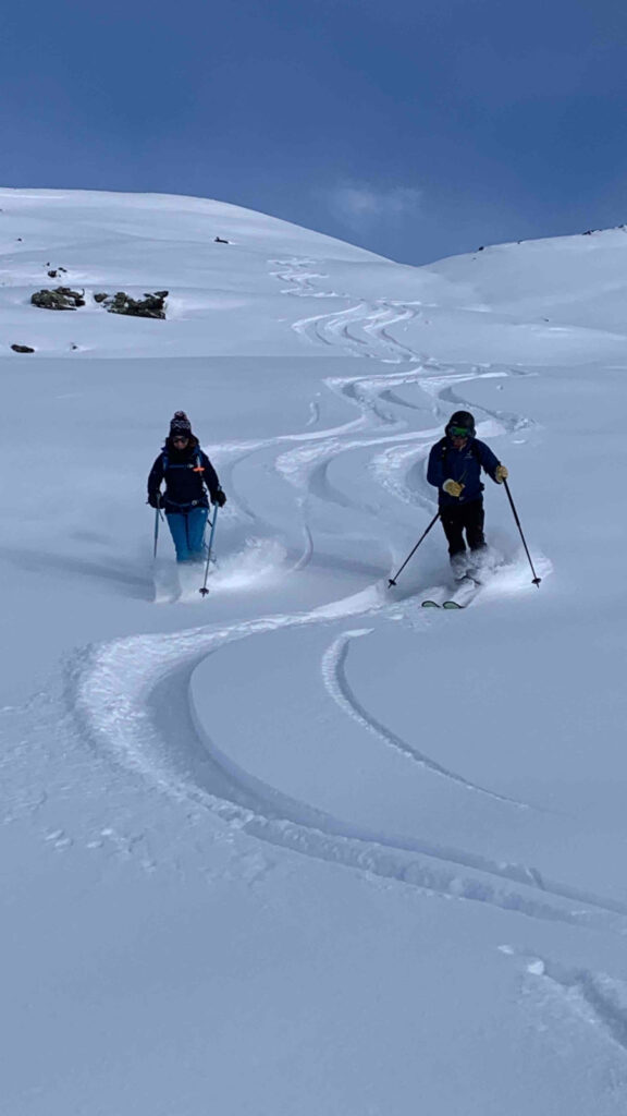 deux skieurs hors piste à Méribel