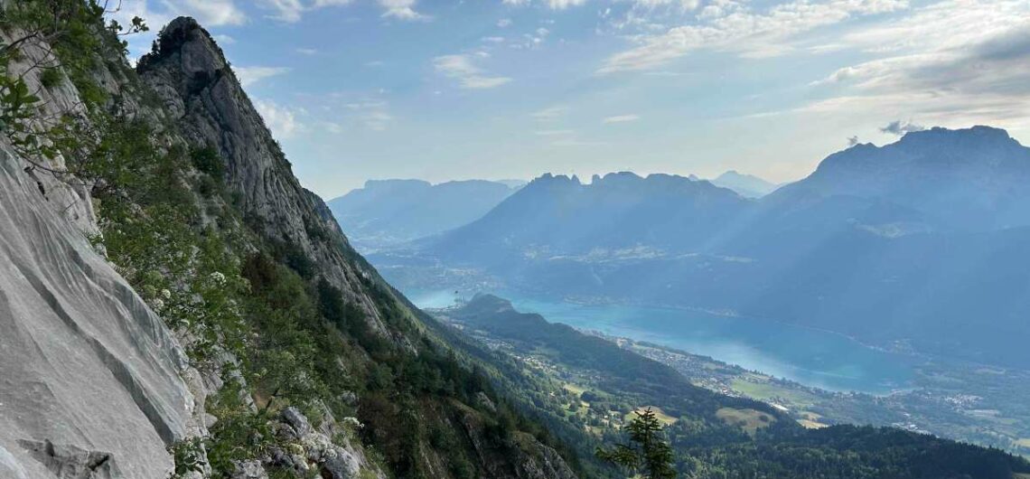 vue panoramique sur le lac d'Annecy depuis la voie
