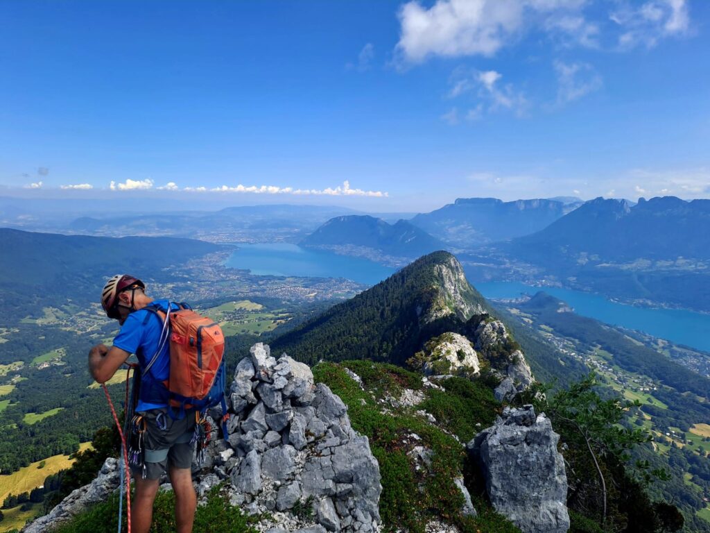 vue sur le lac d'Annecy depuis l'arête du Roc des Boeufs
