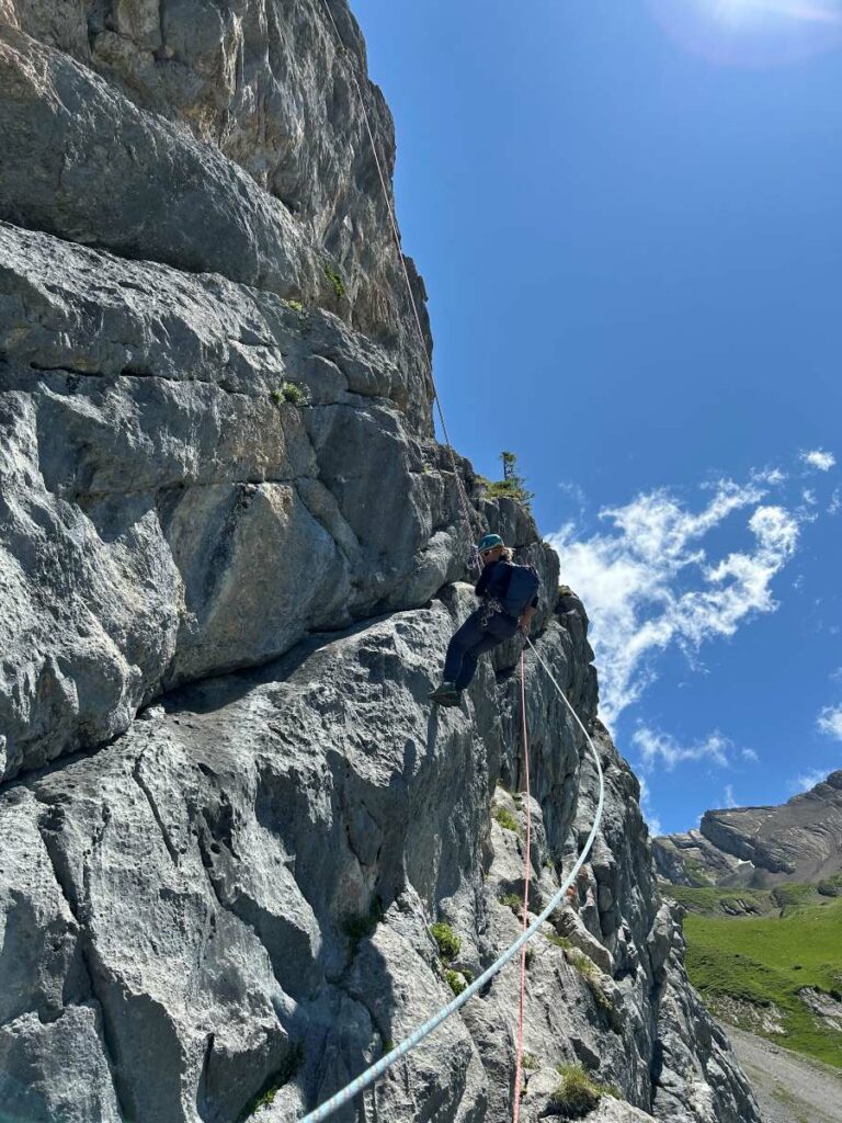 Descente en rappel dans la voie d'escalade "Clin d'Oeil à nos douces".