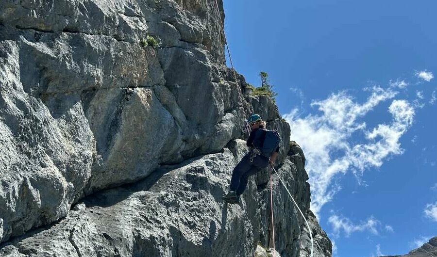 Descente en rappel dans la voie d'escalade "Clin d'Oeil à nos douces".