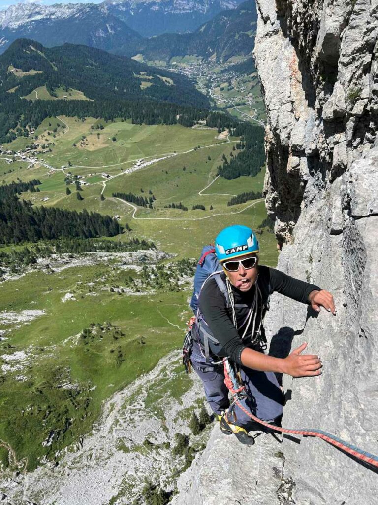 grimpeuse dans clin d'oeil à nos douces. Au fond, la Clusaz